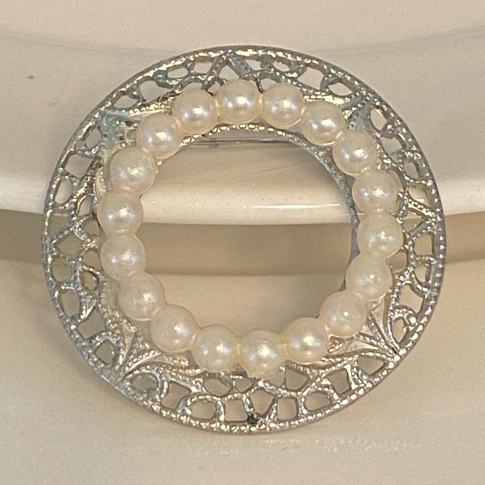 Vintage Filigree Silver Toned Faux Pearl Women’s Circular Brooch Pin